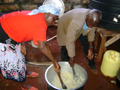 Mashing the boiled potatoes_400 3